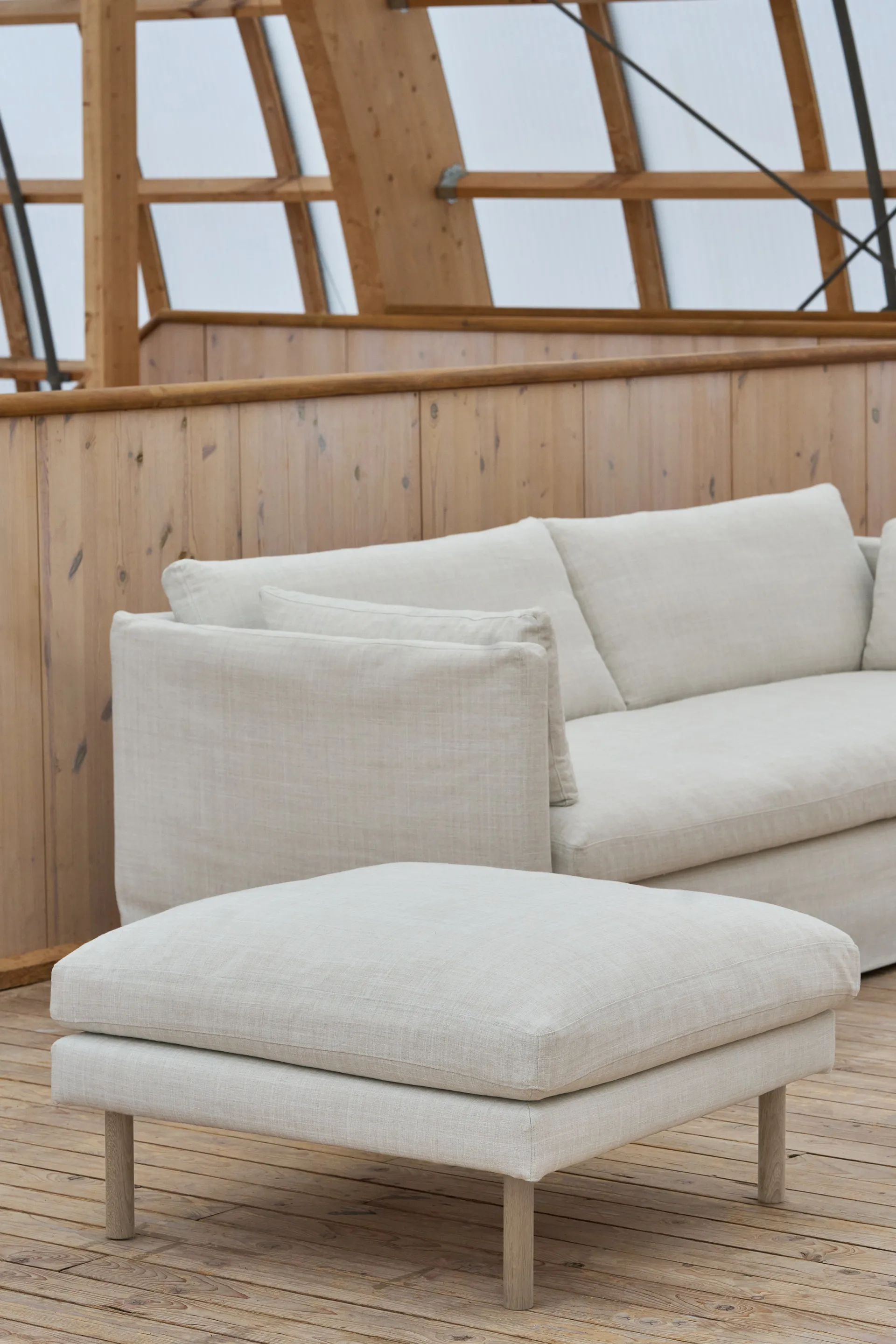 Linnevik sofa, Oslo Nature 1540-white-oiled oak, 4-seater, with skirt 1898
