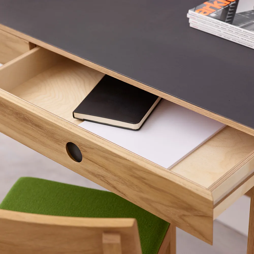 Mind desk, Black linoleum, drawers and legs in white-oiled oak A2
