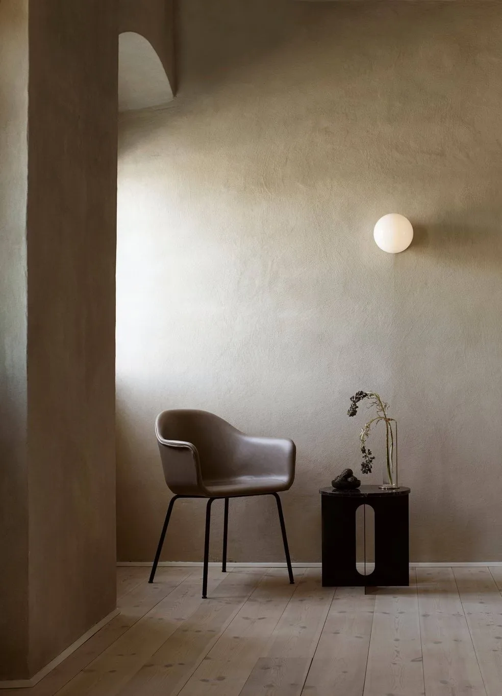 Androgyne side table, Crystal Rose marble-black steel, Ø42 cm Audo Copenhagen