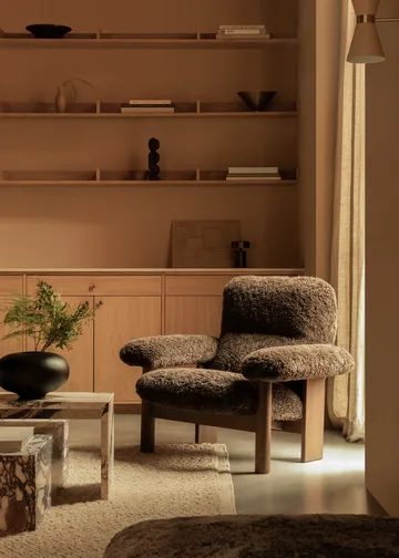 Brasilia armchair - Walnut-Nature sheepskin curly - Audo Copenhagen