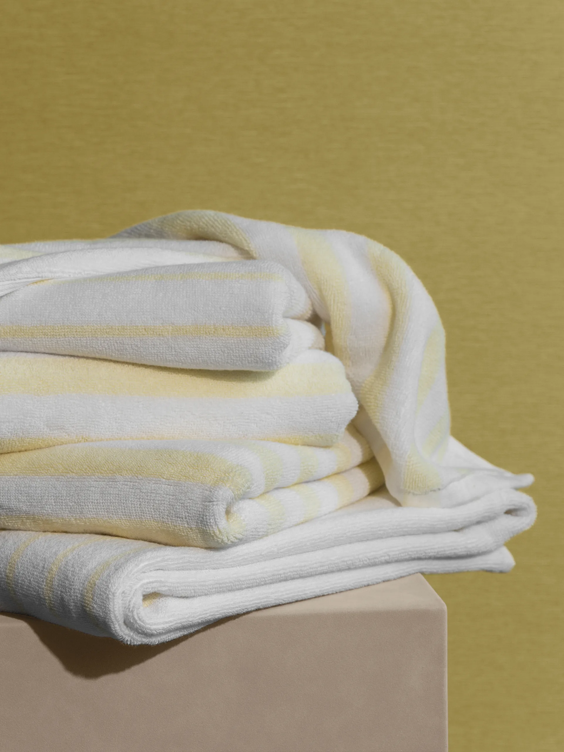 Arto towel, White-transparent yellow, 50x100 cm blomus