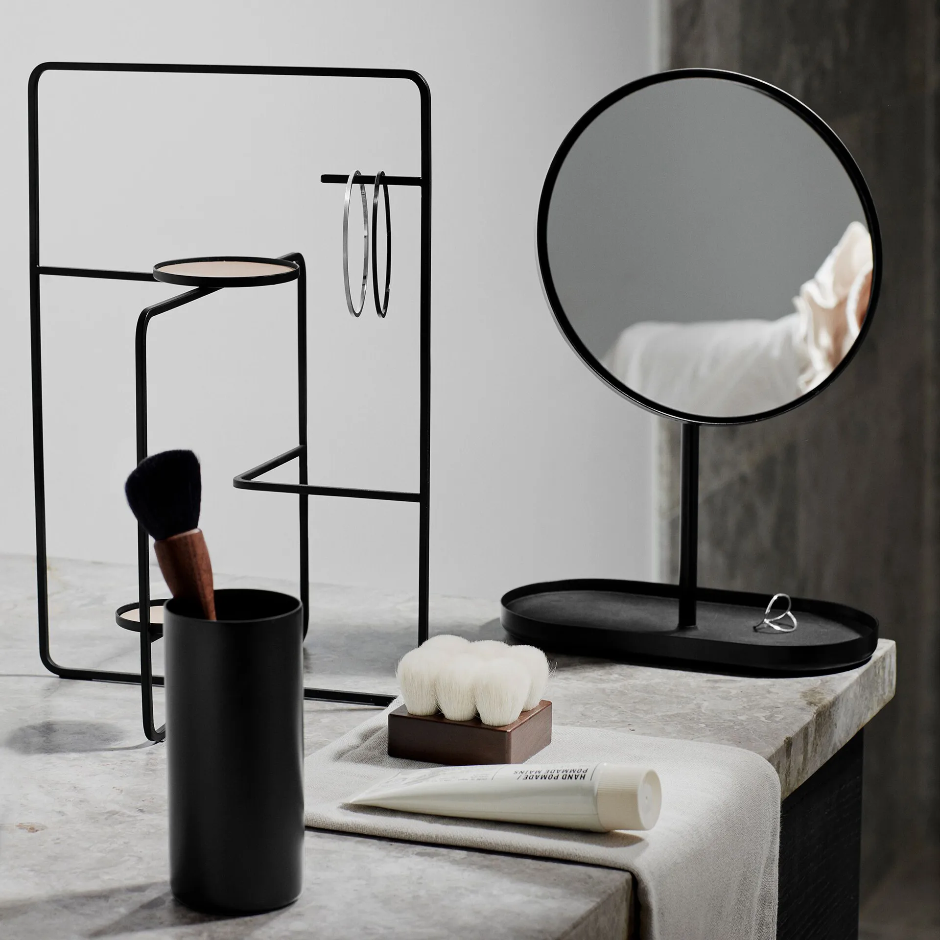 Modo make-up mirror, Black blomus