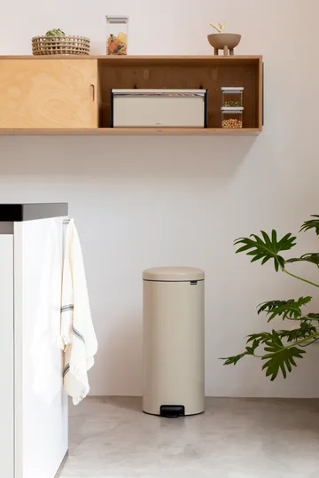 New Icon pedal bin 30 liter - Soft beige - Brabantia
