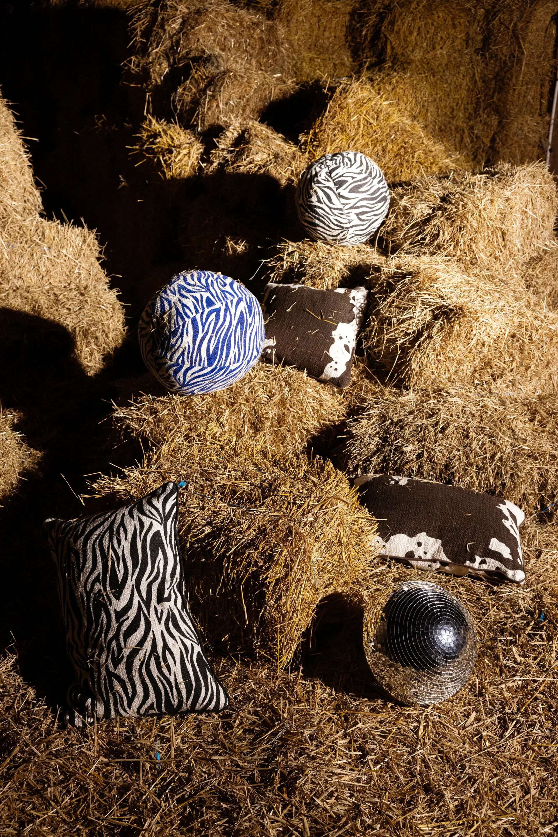 Anima cushion Ø35 cm, Zebra-black Byon