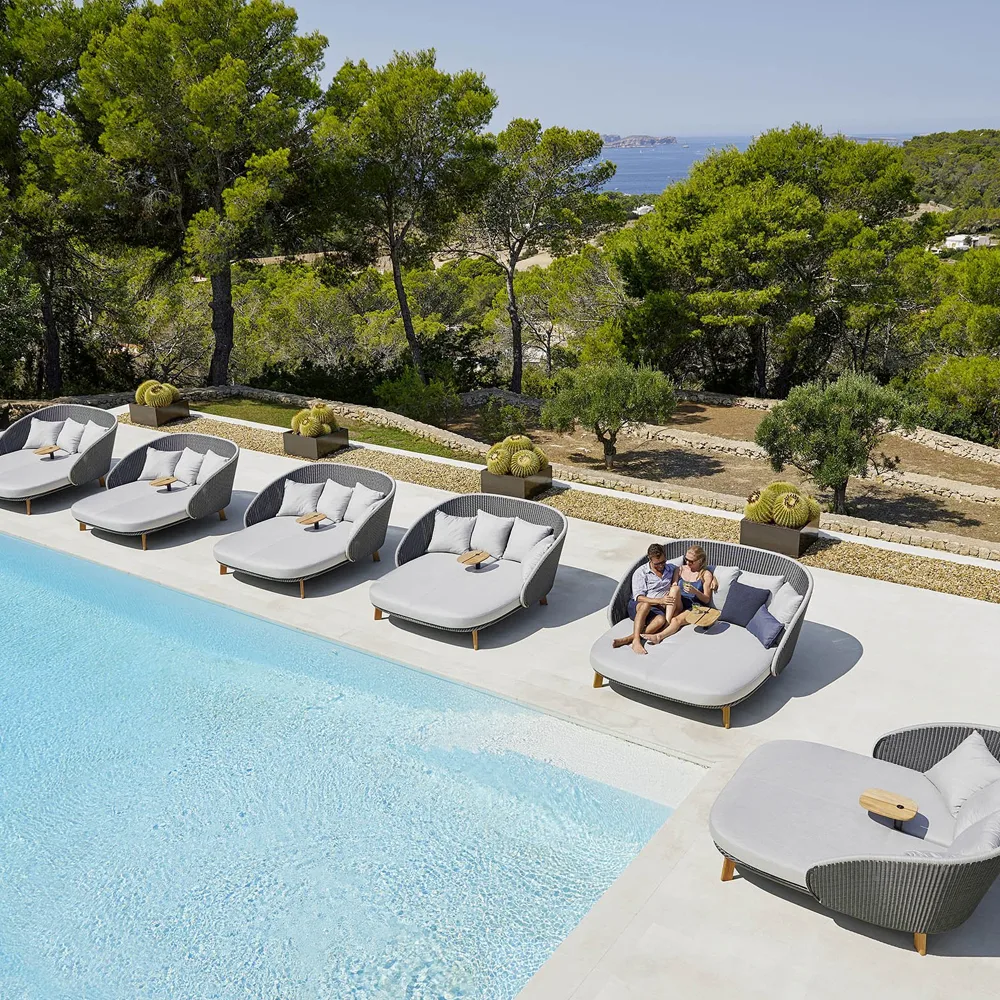 Peacock Weave sun lounger, Cane-Line Natté grey/light grey, incl. light grey cushions & table Cane-line