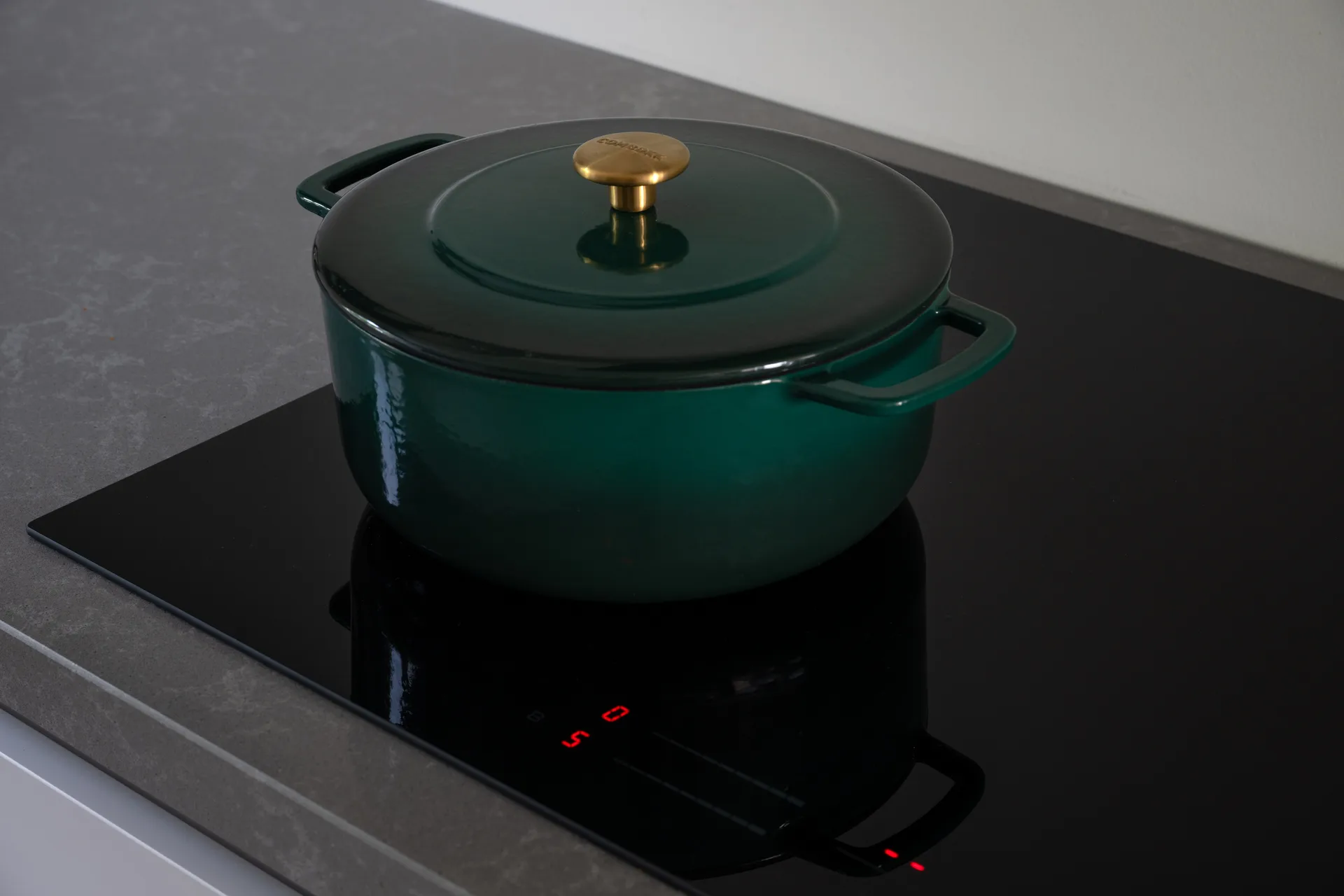 Combekk Enameled cast iron casserole Ø28 cm, Holly Green-gold knob Combekk