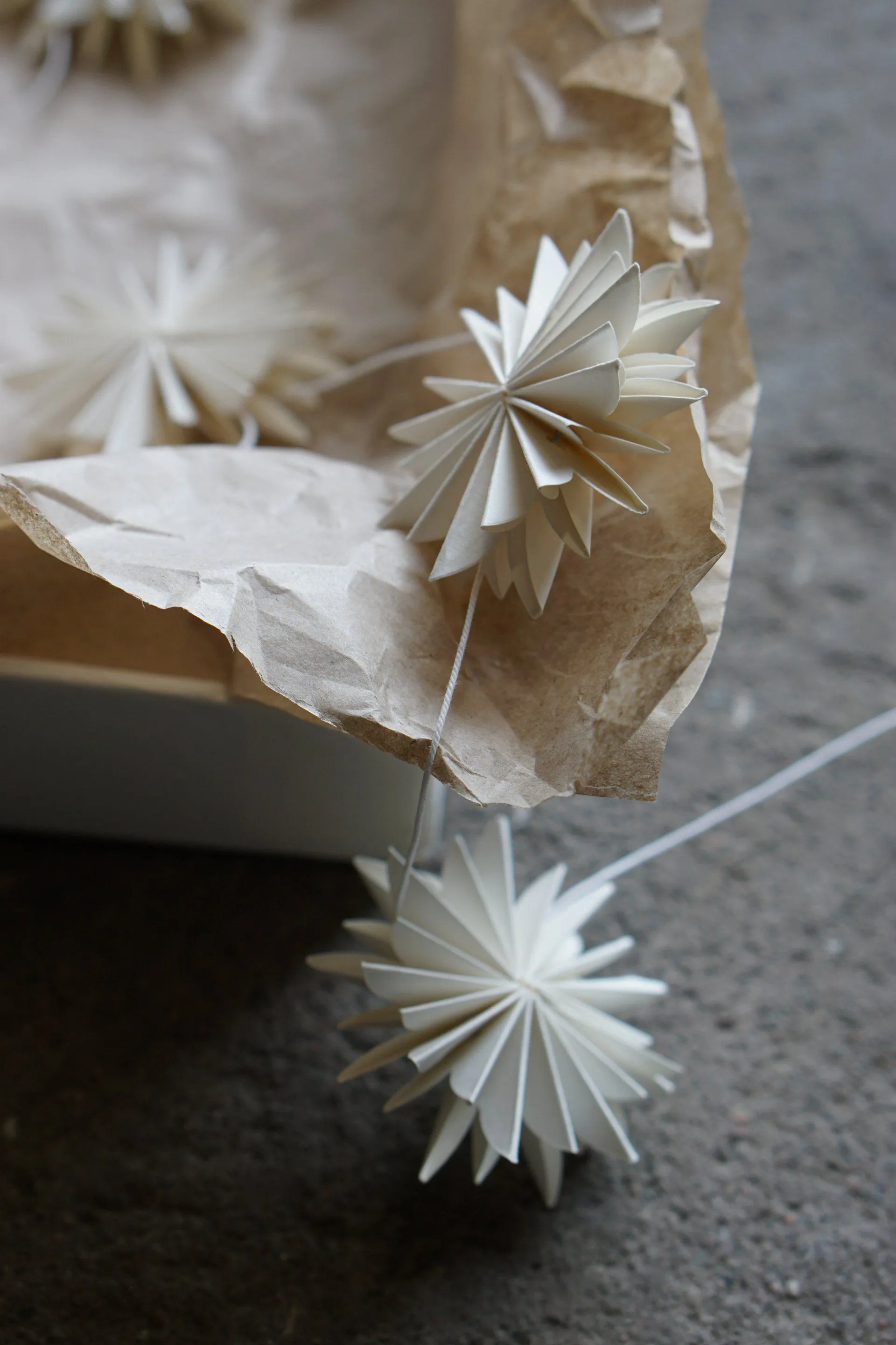 Garland flakes, White  DBKD