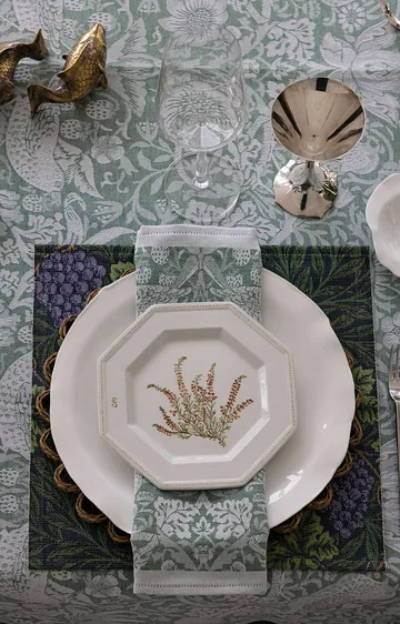Strawberry Thief table runner 50x150 cm - Green - Ekelund Linneväveri