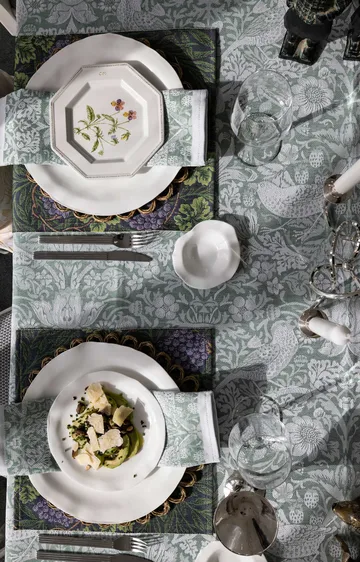 Strawberry Thief table runner 50x150 cm - Green - Ekelund Linneväveri