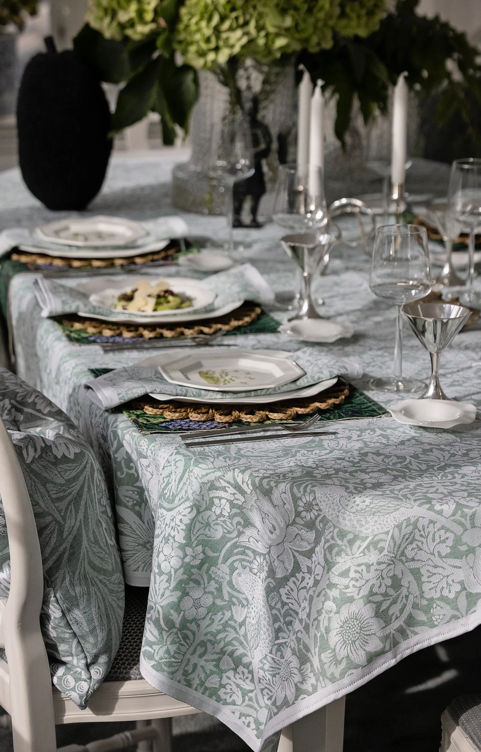 Strawberry Thief tablecloth 150x300 cm, Green Ekelund Linneväveri