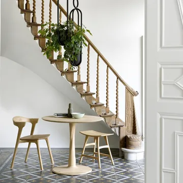 Torsion dining table - White-pigmented hardwax-oiled oak, Ø90 cm - Ethnicraft