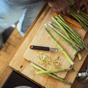 Functional Form vegetable peeler - Black, fixed blade - Fiskars
