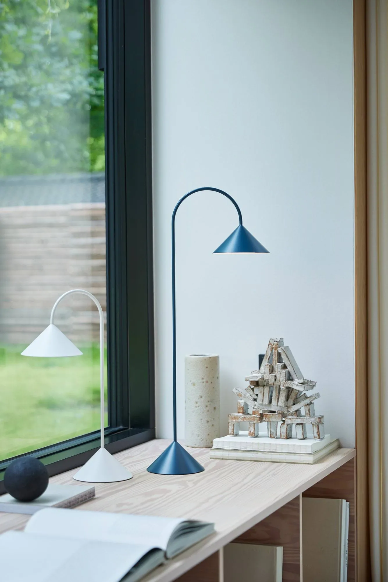 Grasp portable table lamp, Matt White, 47 cm Frandsen