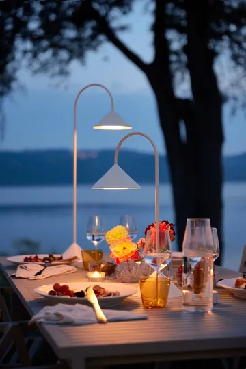 Grasp portable table lamp - Matt White, 47 cm - Frandsen