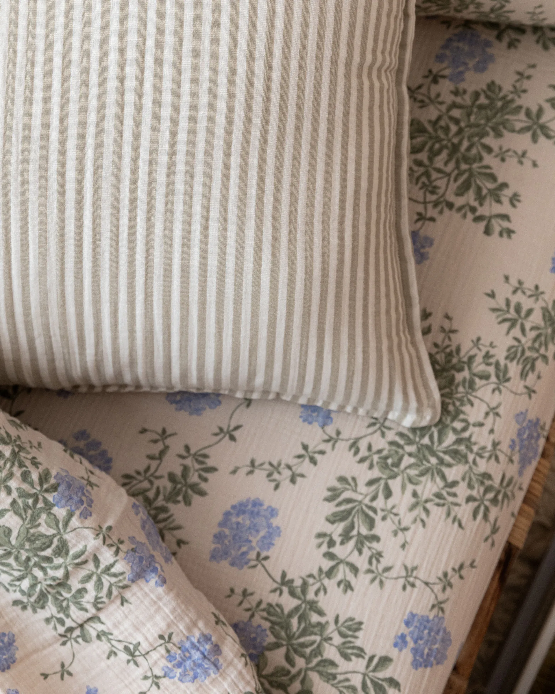 Plumbago Muslin fitted sheet, 90x200x30 cm Garbo&Friends