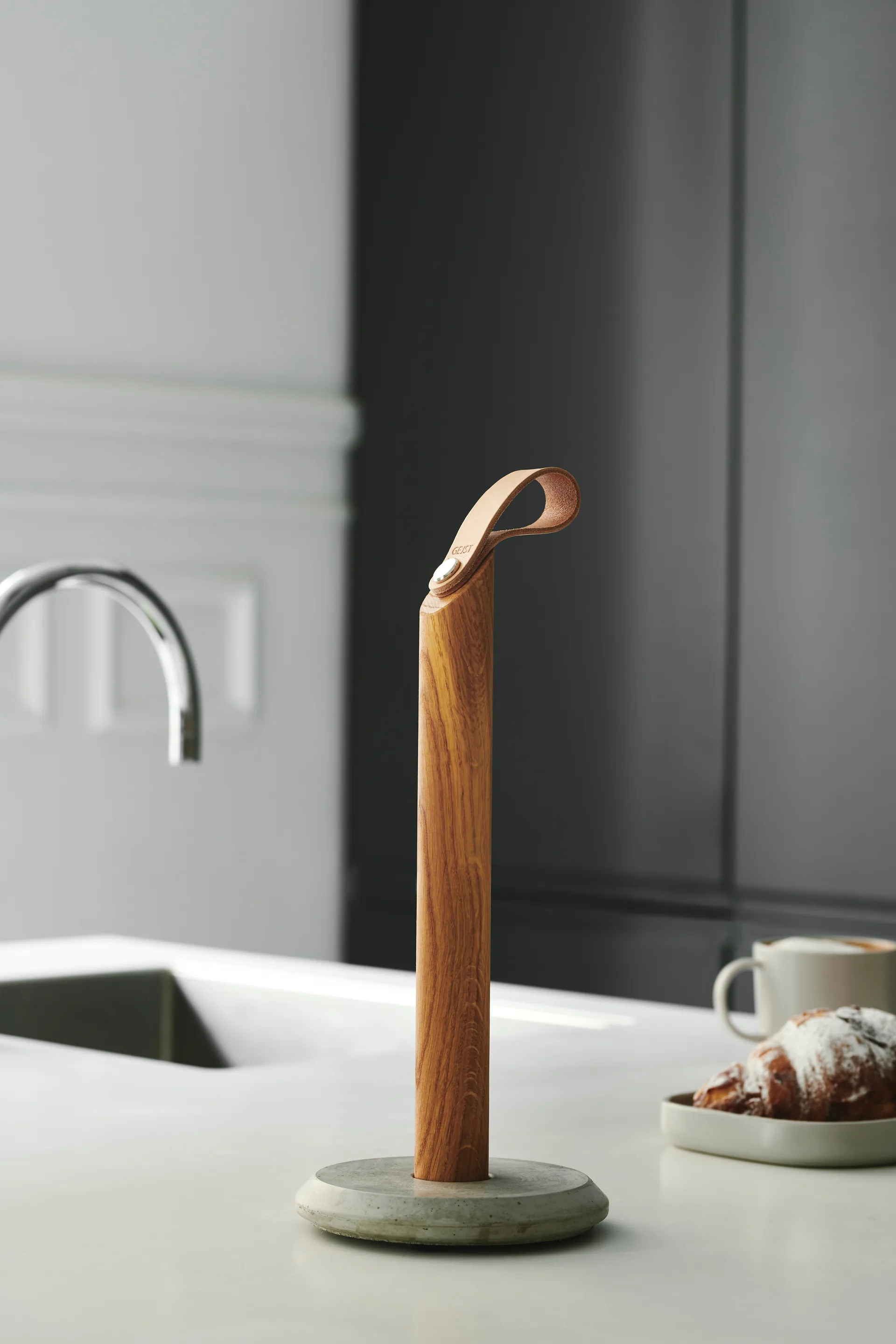 Grab kitchen paper holder, Oak Gejst