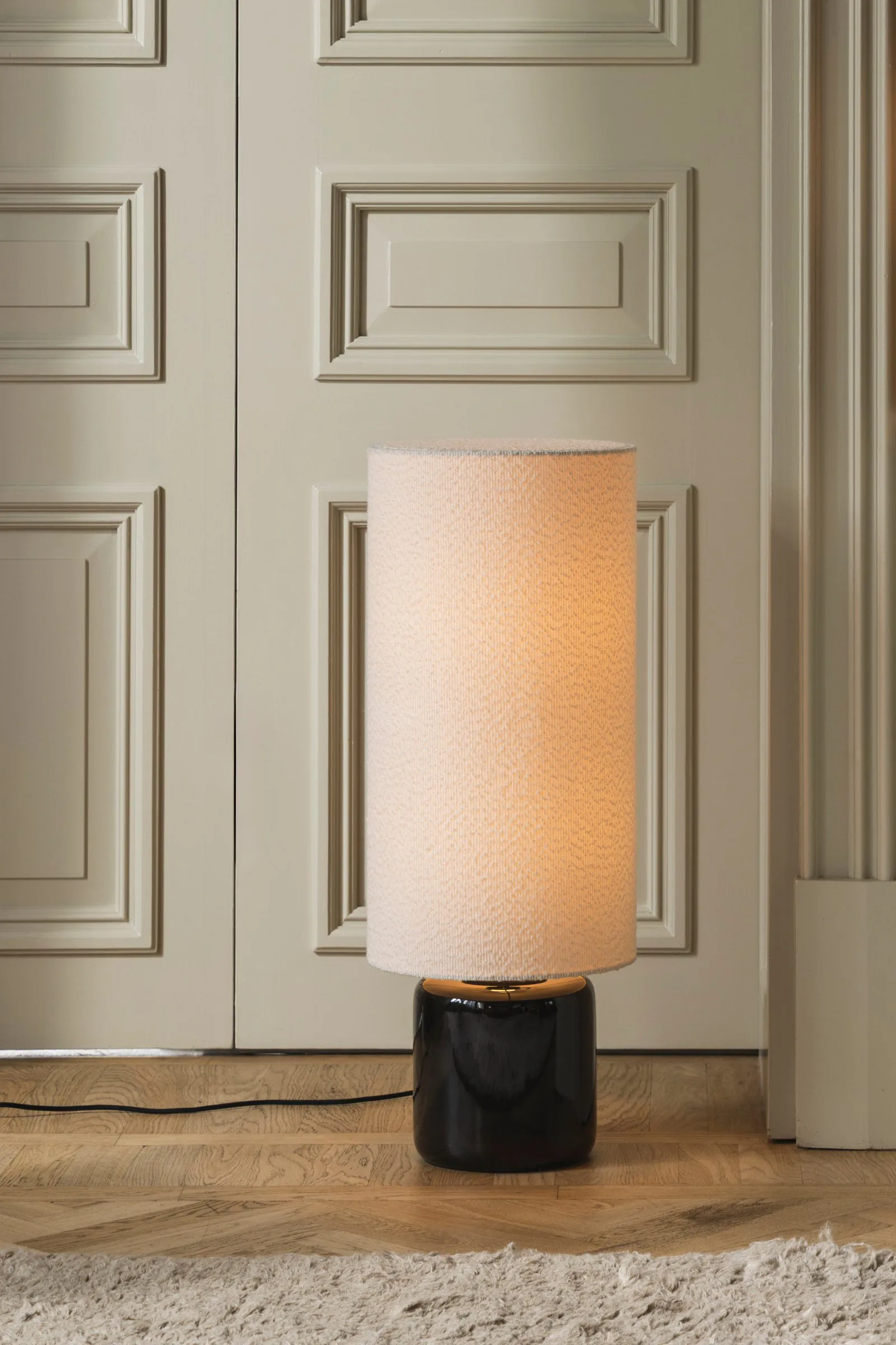 Florian floor lamp, White bouclé/black, Ø30x80 cm Globen Lighting