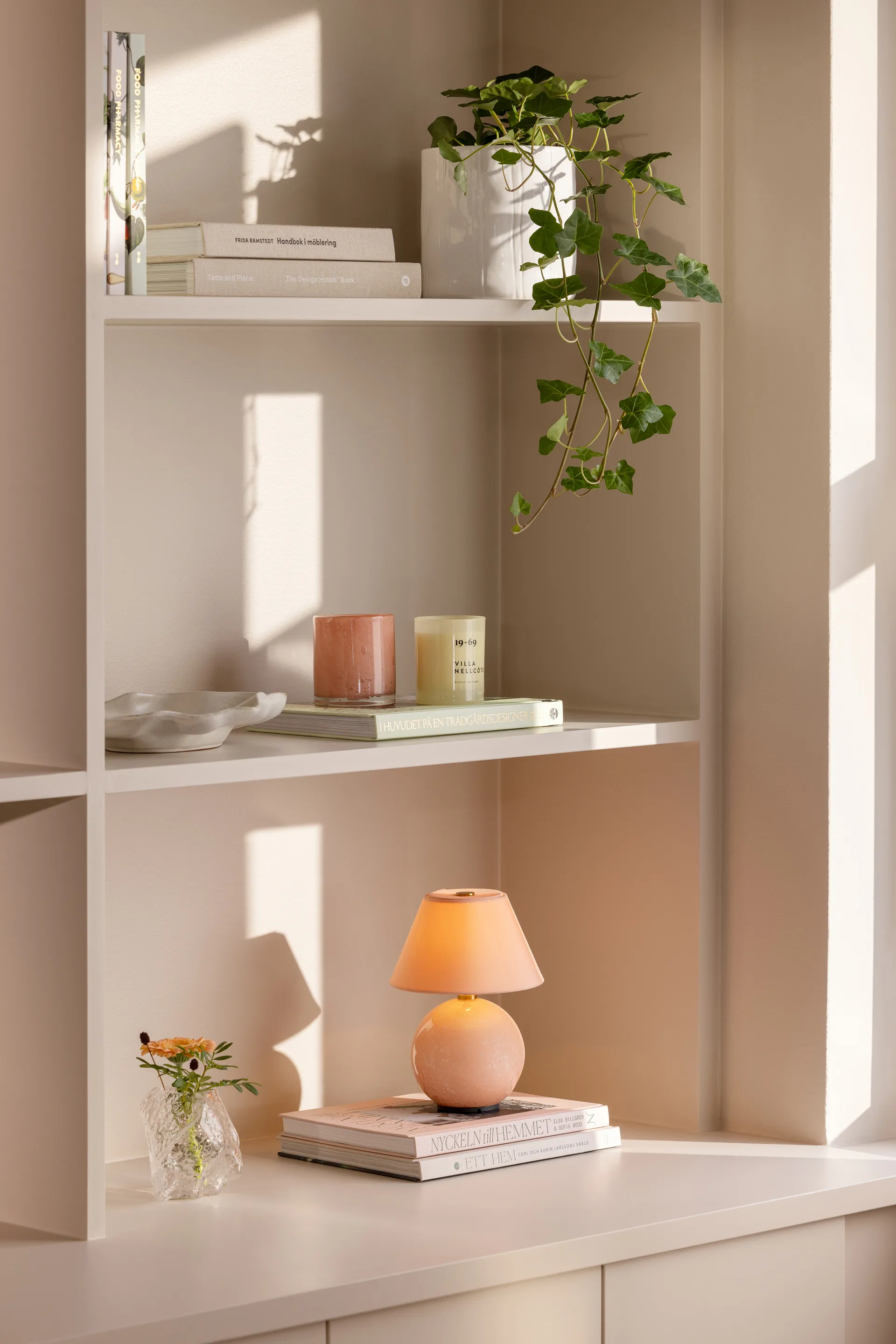Iris 16 portable table lamp, Blush Globen Lighting