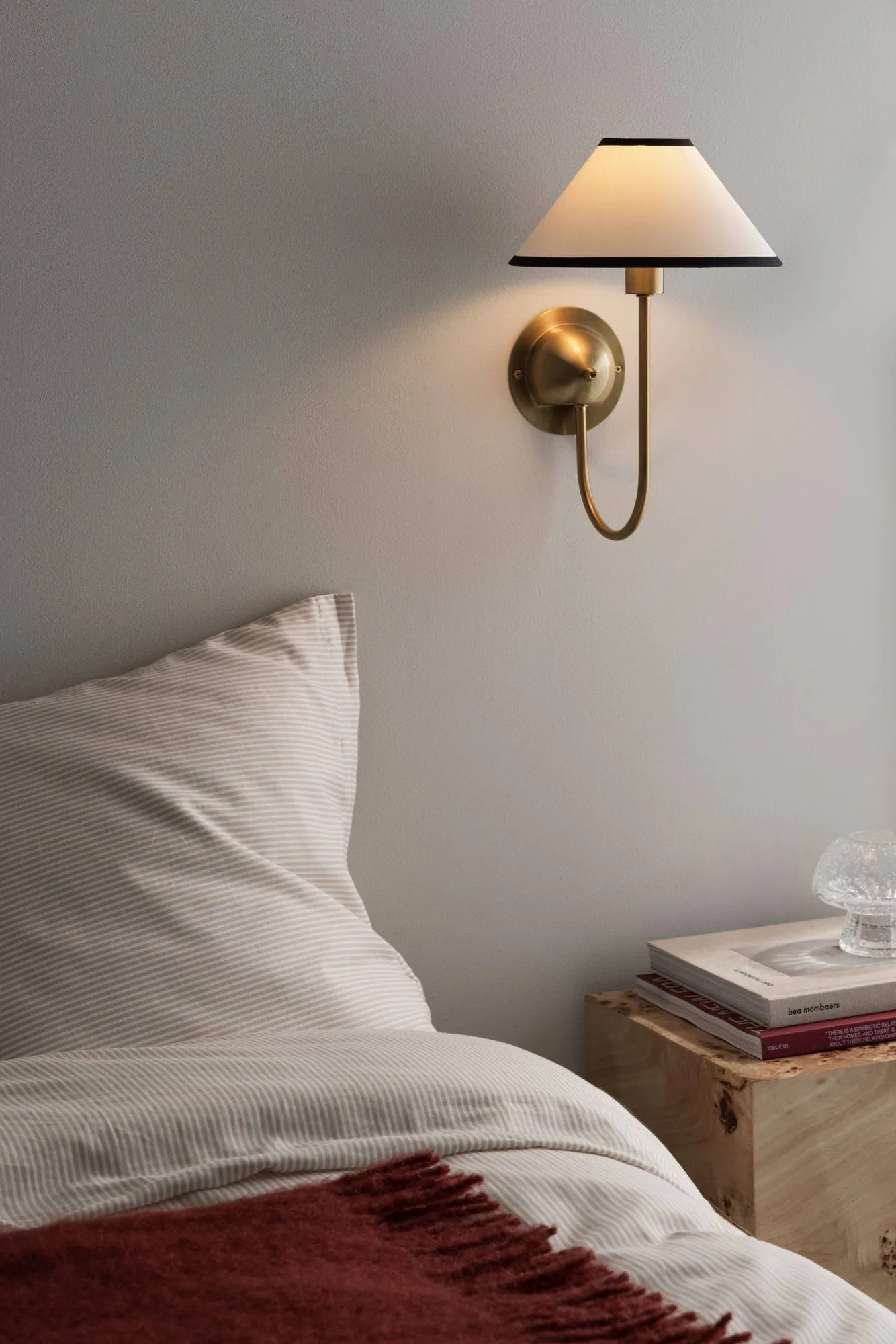 Iris wall lamp, Cream-black Globen Lighting