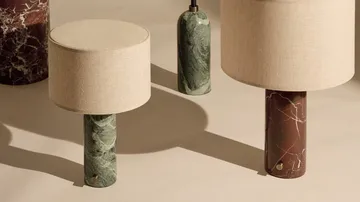 Gravity L table lamp - Maroon marble-white - GUBI