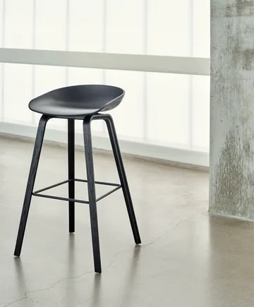 About a Stool AAL32 High 2.0 bar stool black oak base - Black-black steel footrest - HAY