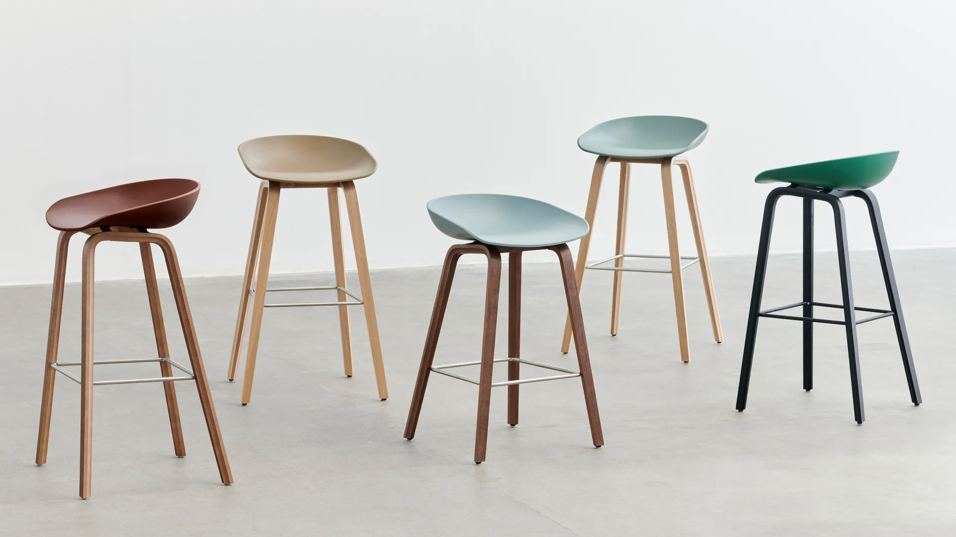 About a Stool AAL32 Low 2.0 bar stool lacquered oak base, Black-black steel footrest HAY