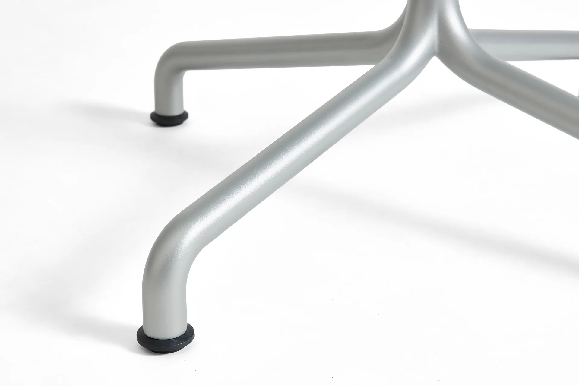 Deville table, Silver grey, Ø80x74 cm HAY