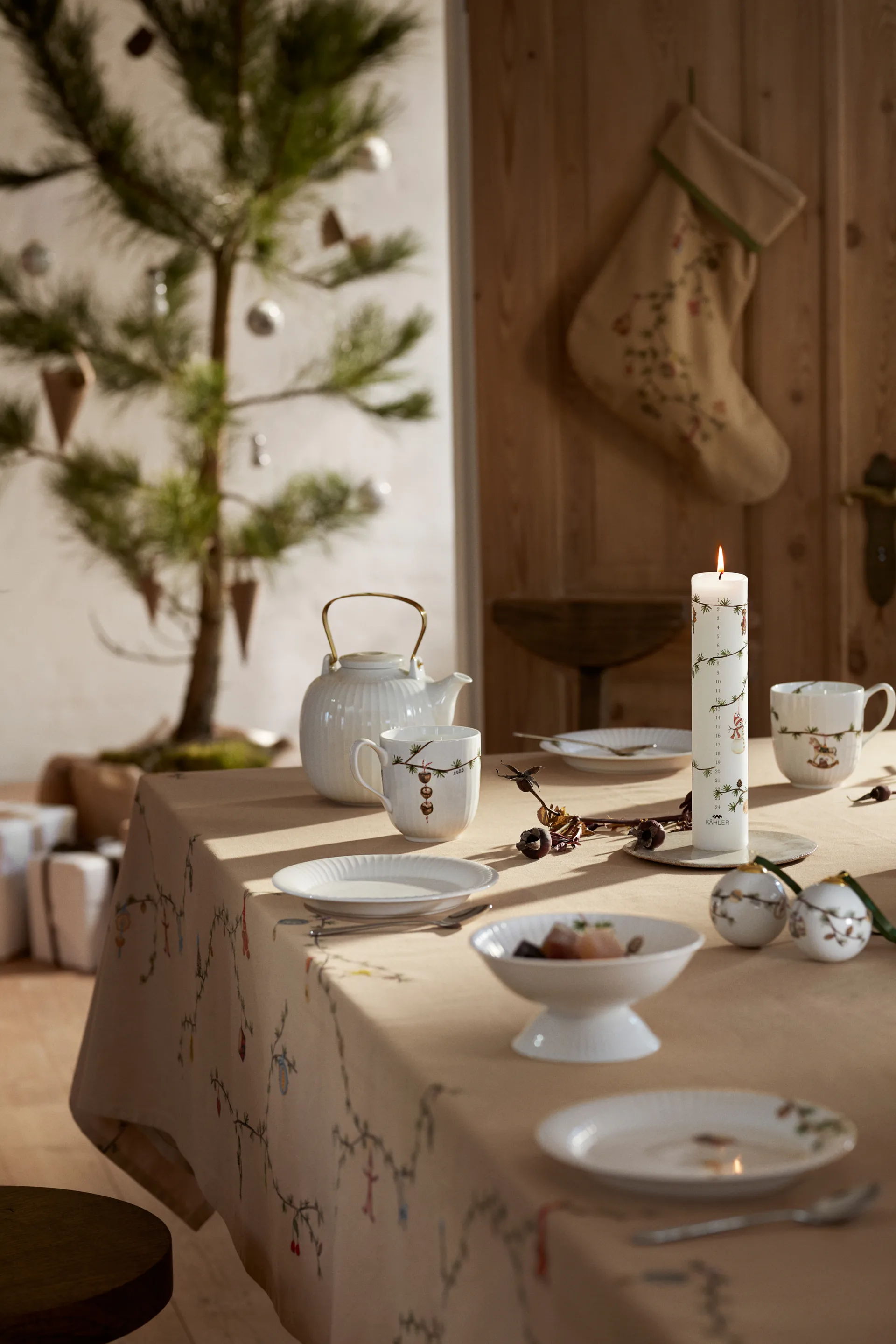 Hammershøi Christmas Tablecloth sand, 150x270 cm Kähler