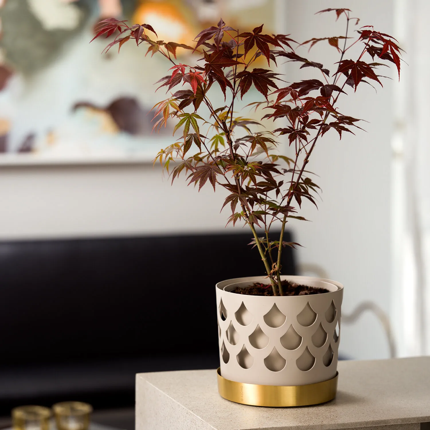 Trio Drop flower pot beige with saucer in brass, Medium Ø18 cm KLONG