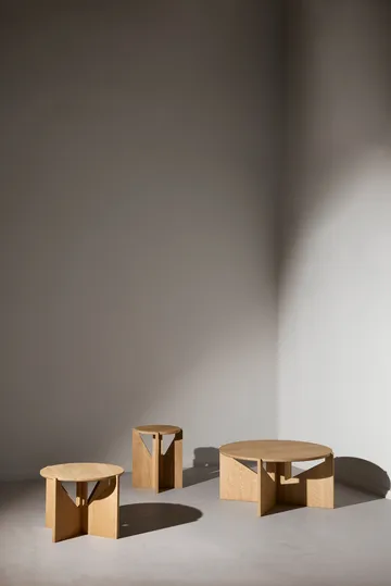 Simple XL coffee table Ø78 cm - Warm lacquered oak - Kristina Dam Studio