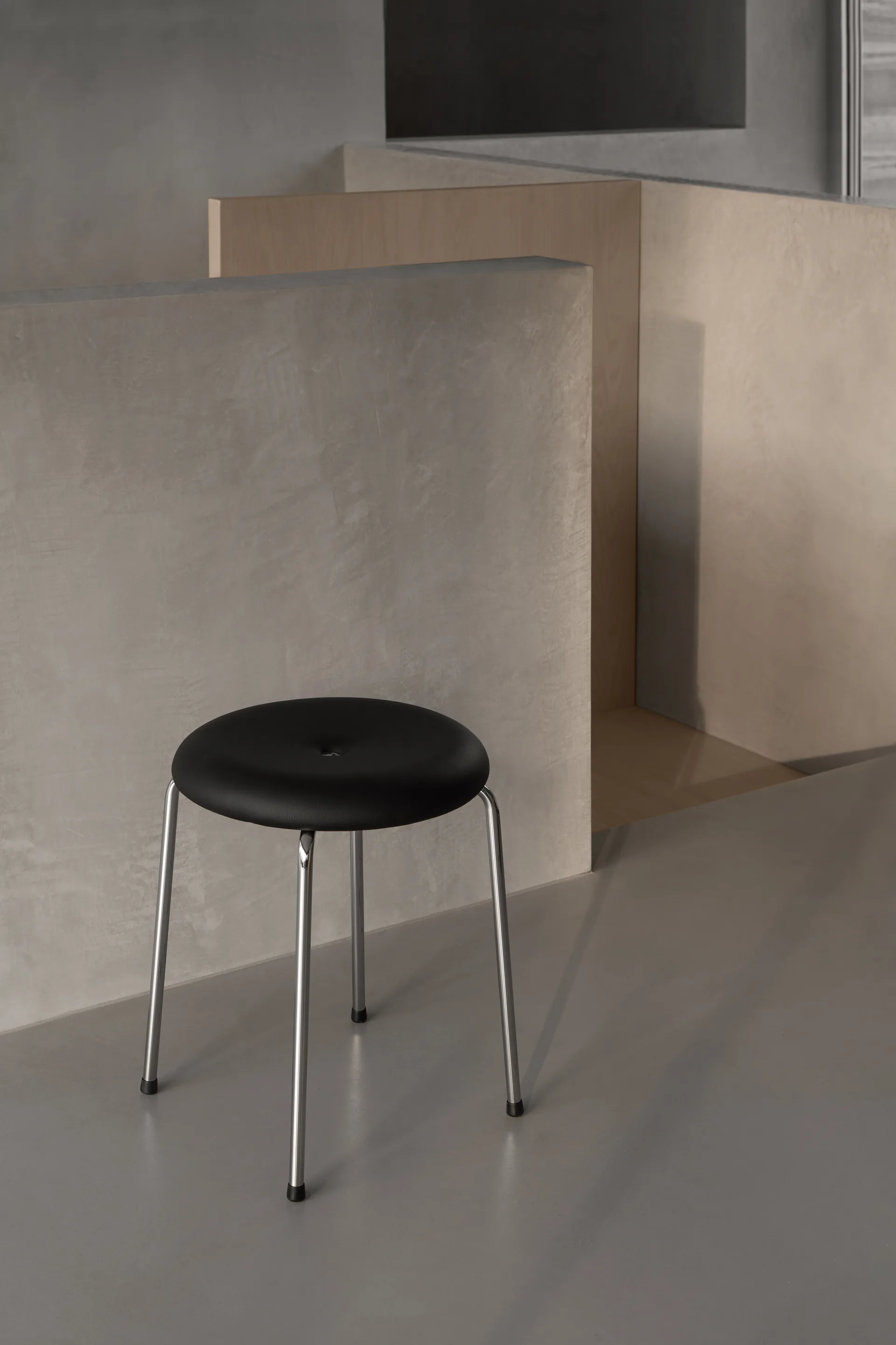 Stool bench, Black leather–chrome frame, 45 cm Lammhults
