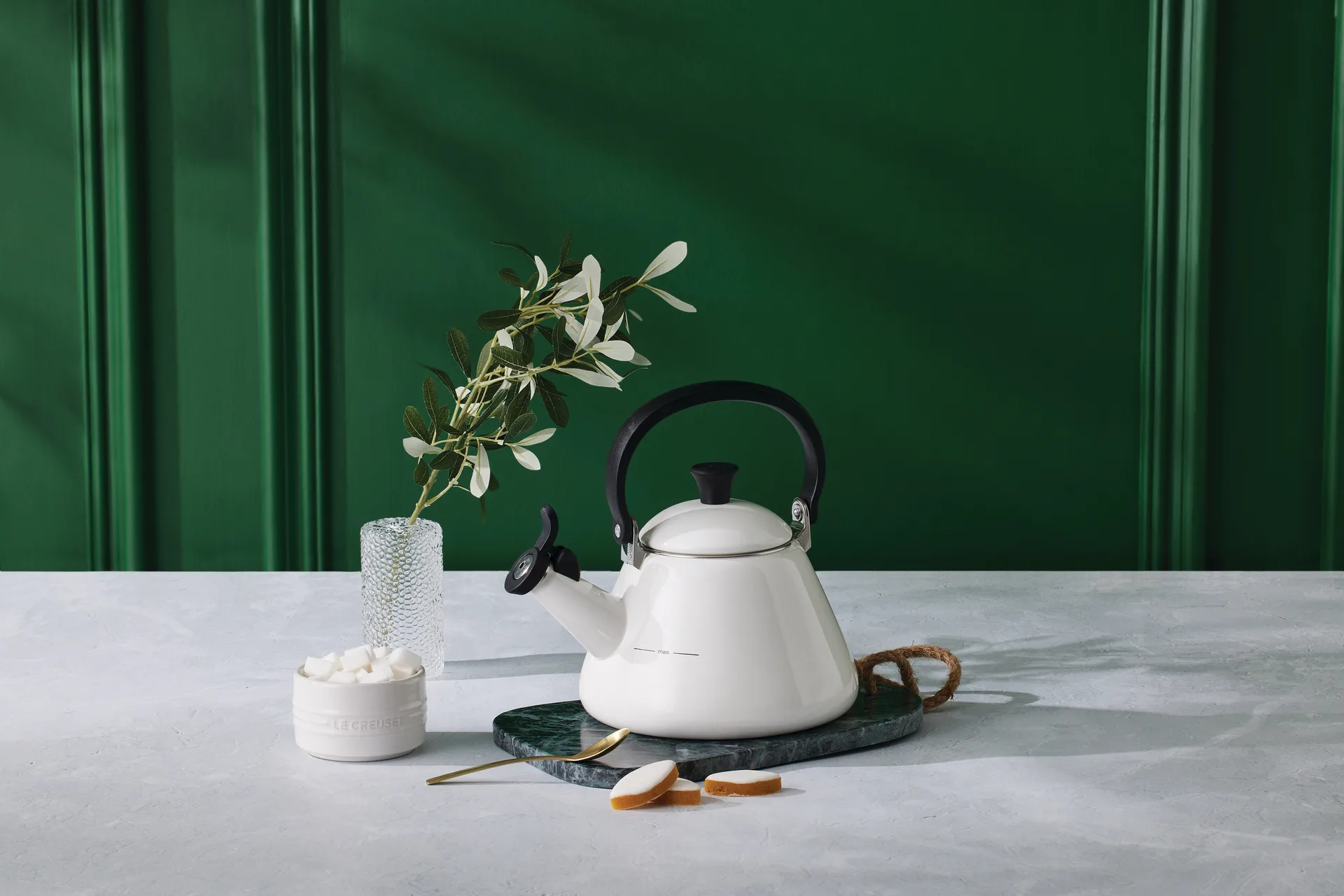 Le Creuset Kone kettle with whistle, White Le Creuset