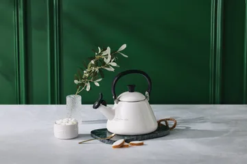 Le Creuset Kone kettle with whistle - White - Le Creuset