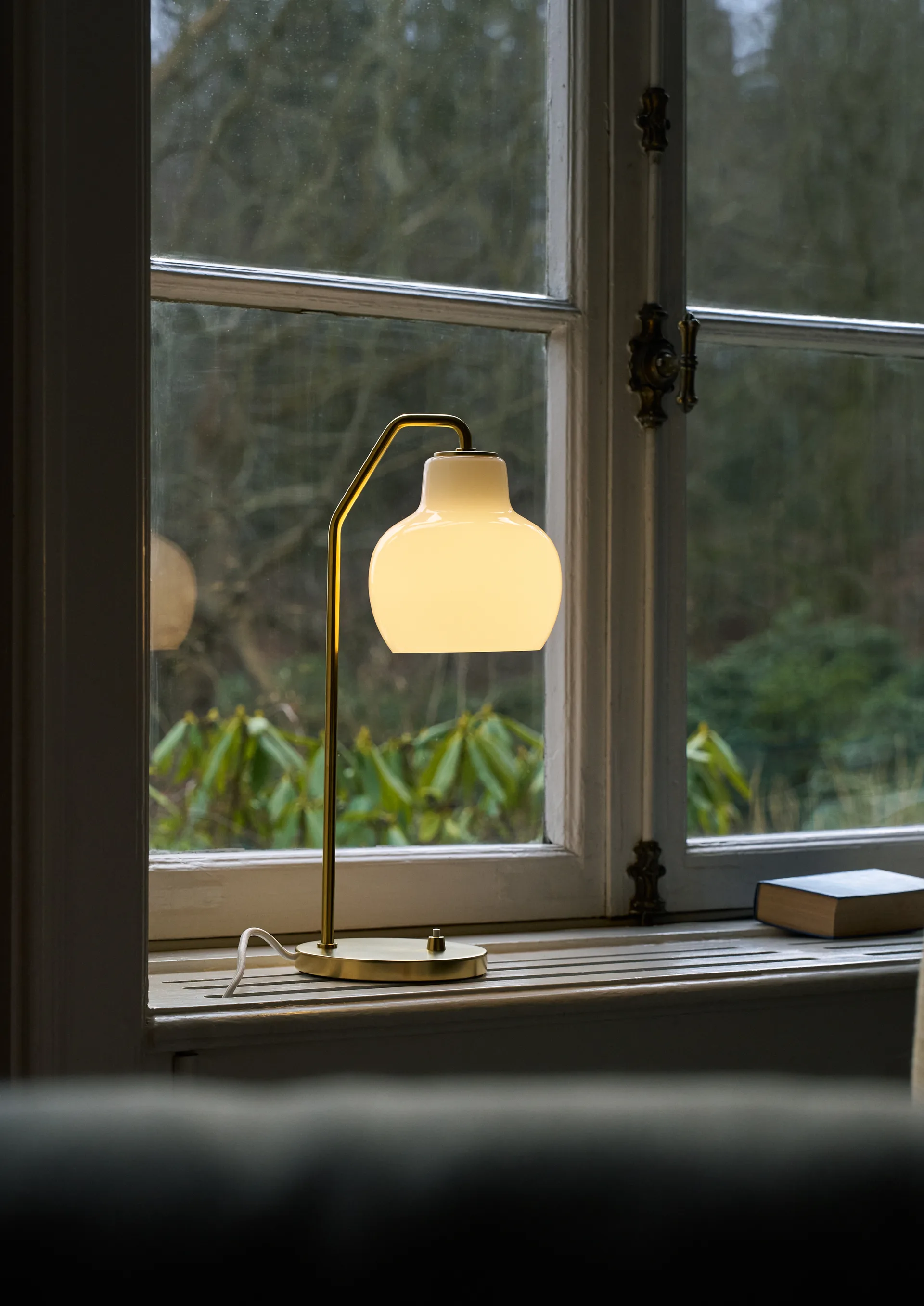 VL Ring Crown table lamp Ø15 cm, Brass-opal glass Louis Poulsen
