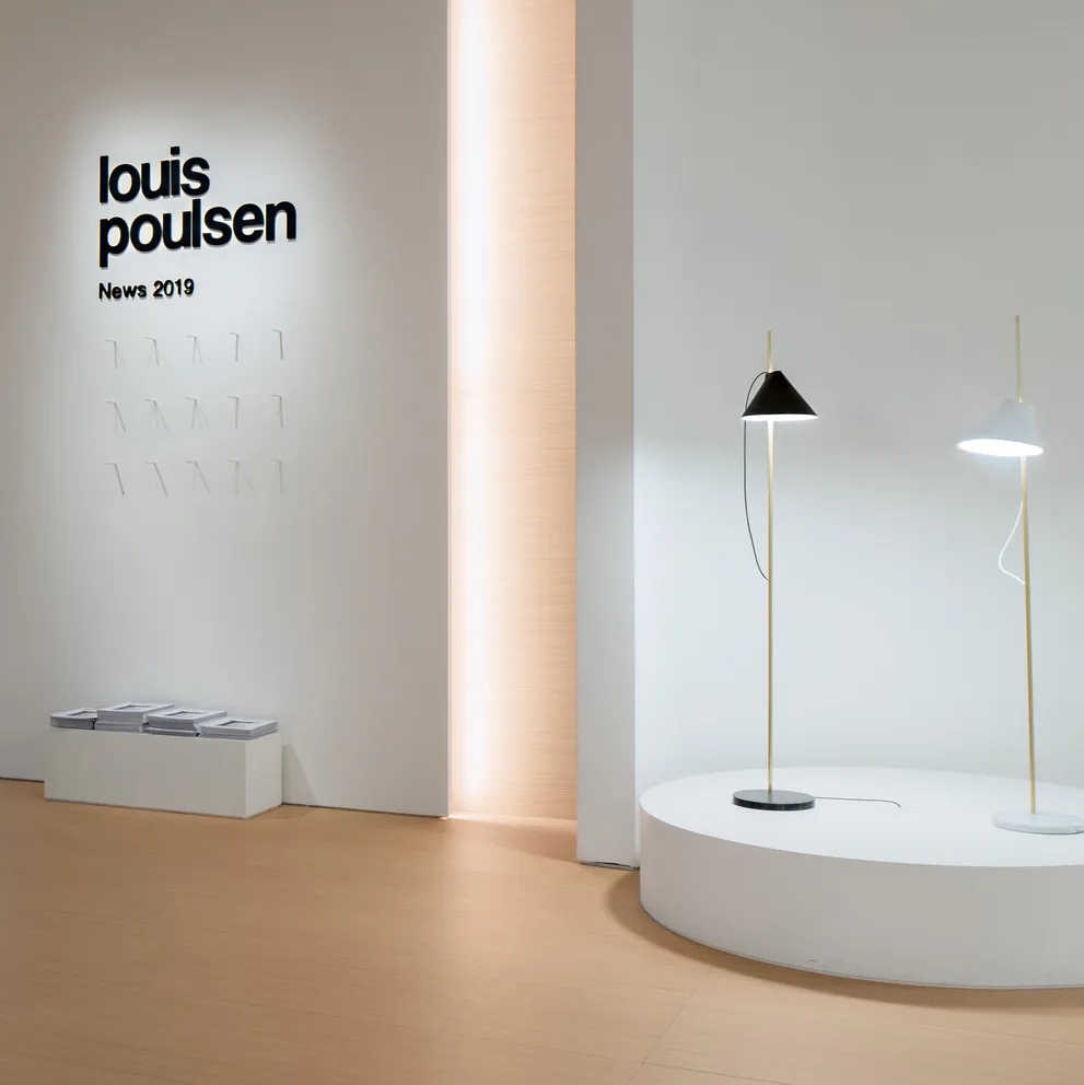 Yuh floor lamp, Black-brass Louis Poulsen