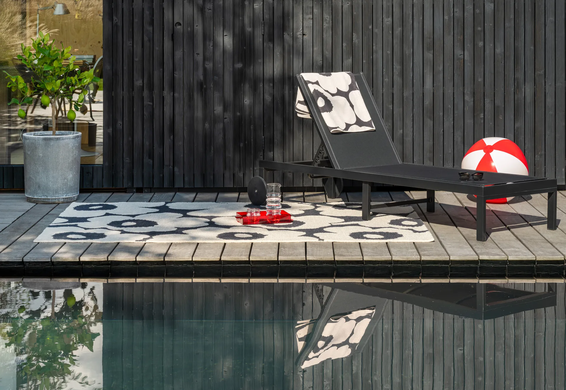 Unikko outdoor rug, Charcoal-white, 160x230 cm Marimekko