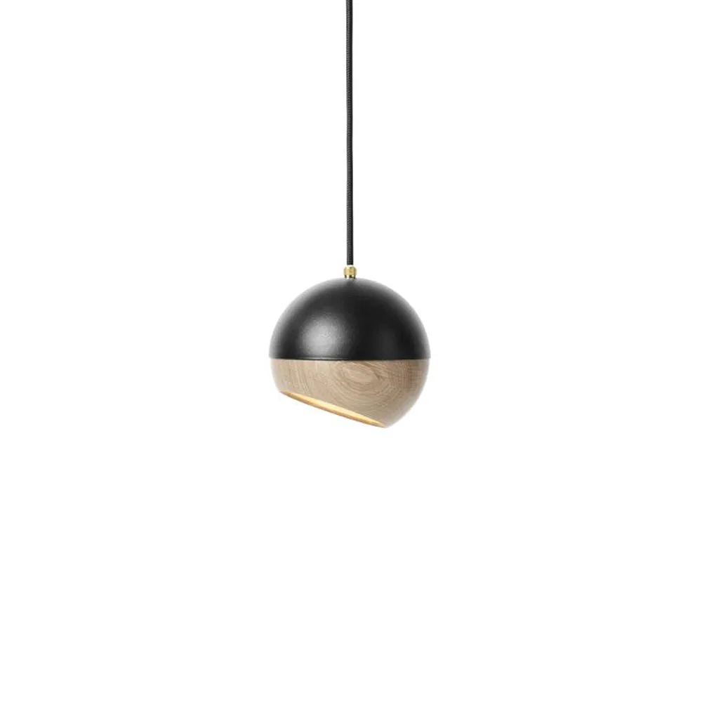 Ray pendant lamp, black, medium, oak detail on screen Mater