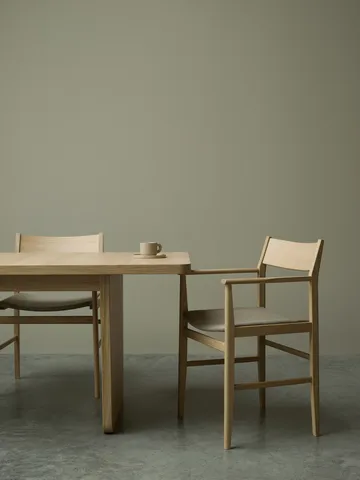 Siza armchair - White pigmented oak-linen seat - Mavis