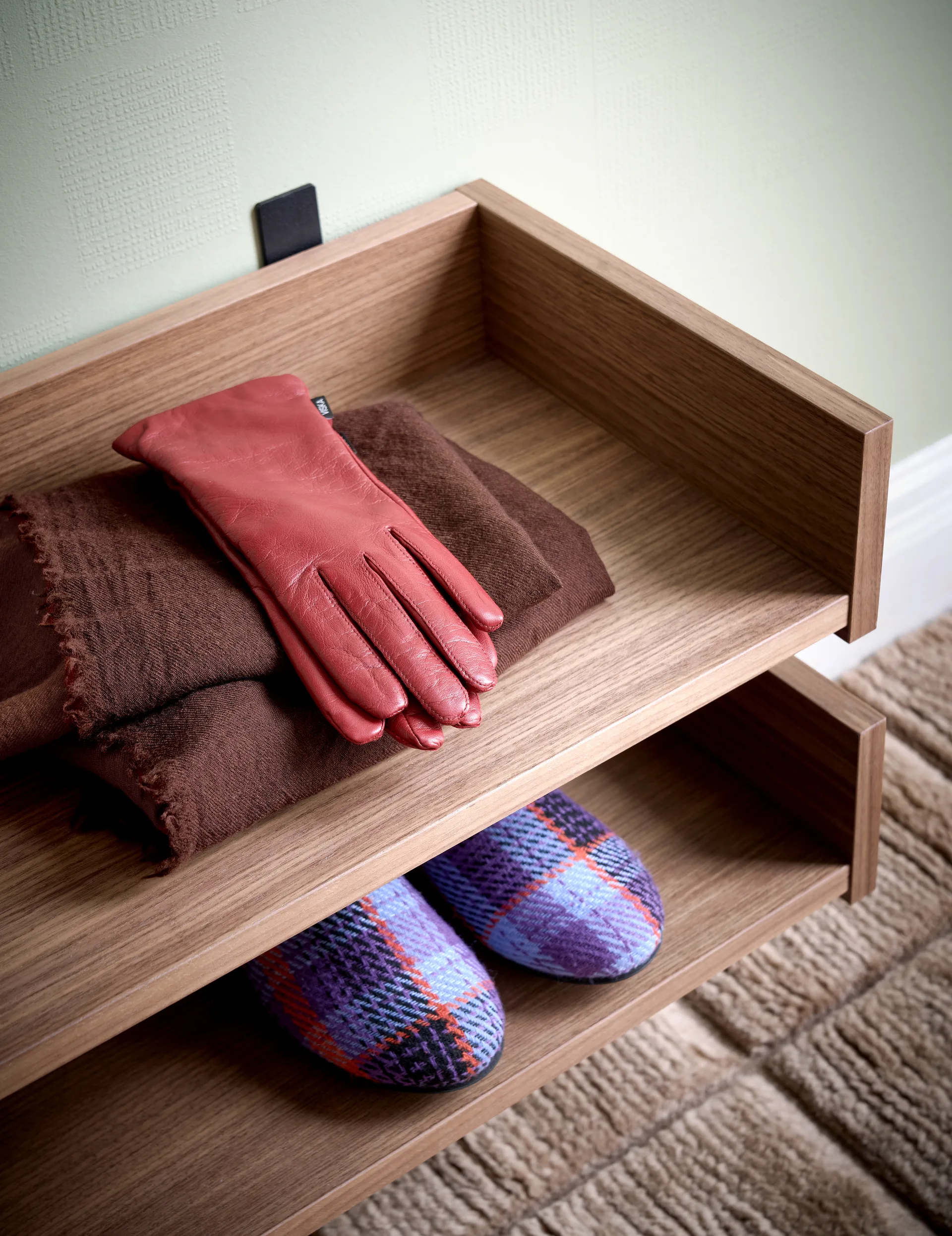 Gentle shoe rack, Walnut, 78x8x30 cm Maze