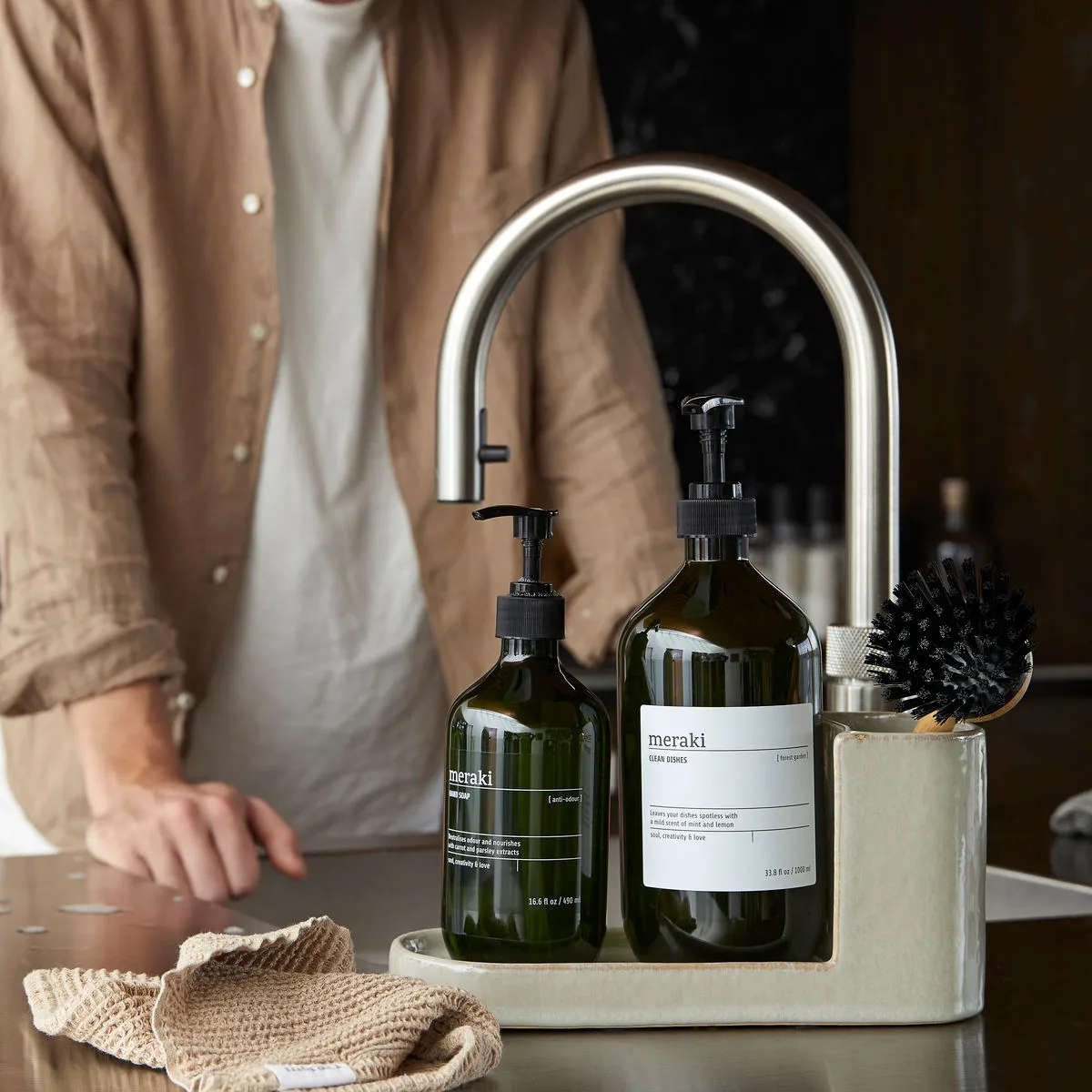 Datura brush and soap holder, Shellish grey Meraki