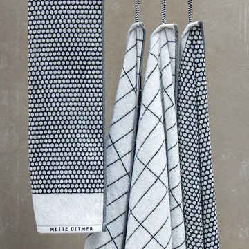 Grid towel 50x100 cm - Black-off white - Mette Ditmer