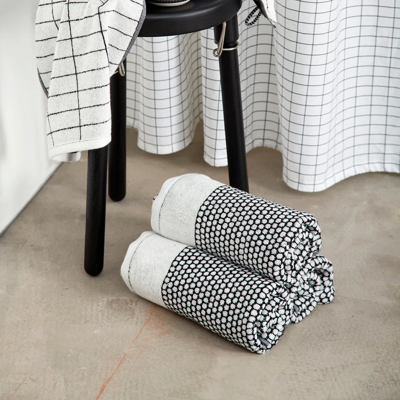 Grid towel 70x140 cm, Black-off white Mette Ditmer