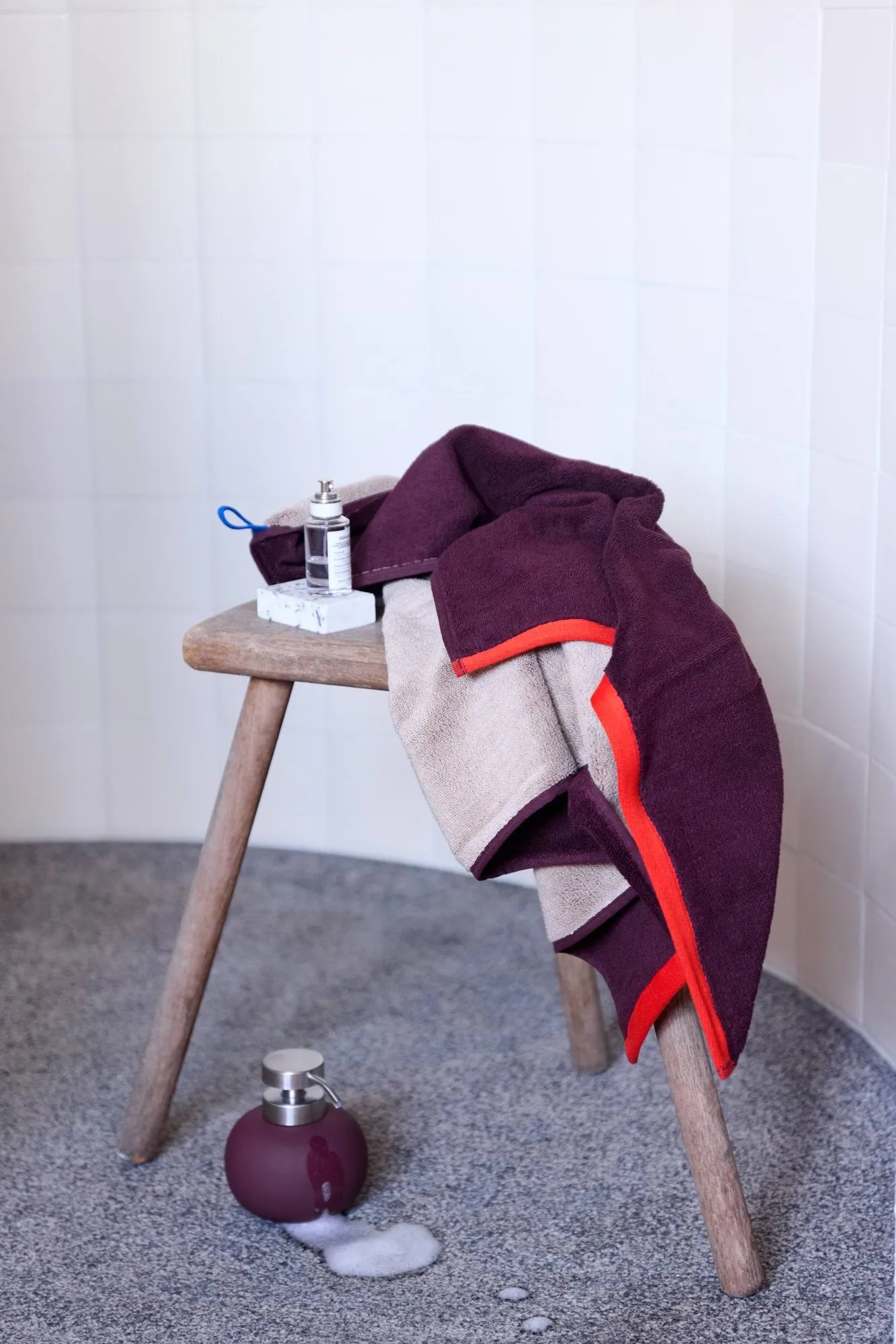 Soft bath towel 70x133 cm, Grey-Red (grå-röd), 70x133 cm Mette Ditmer