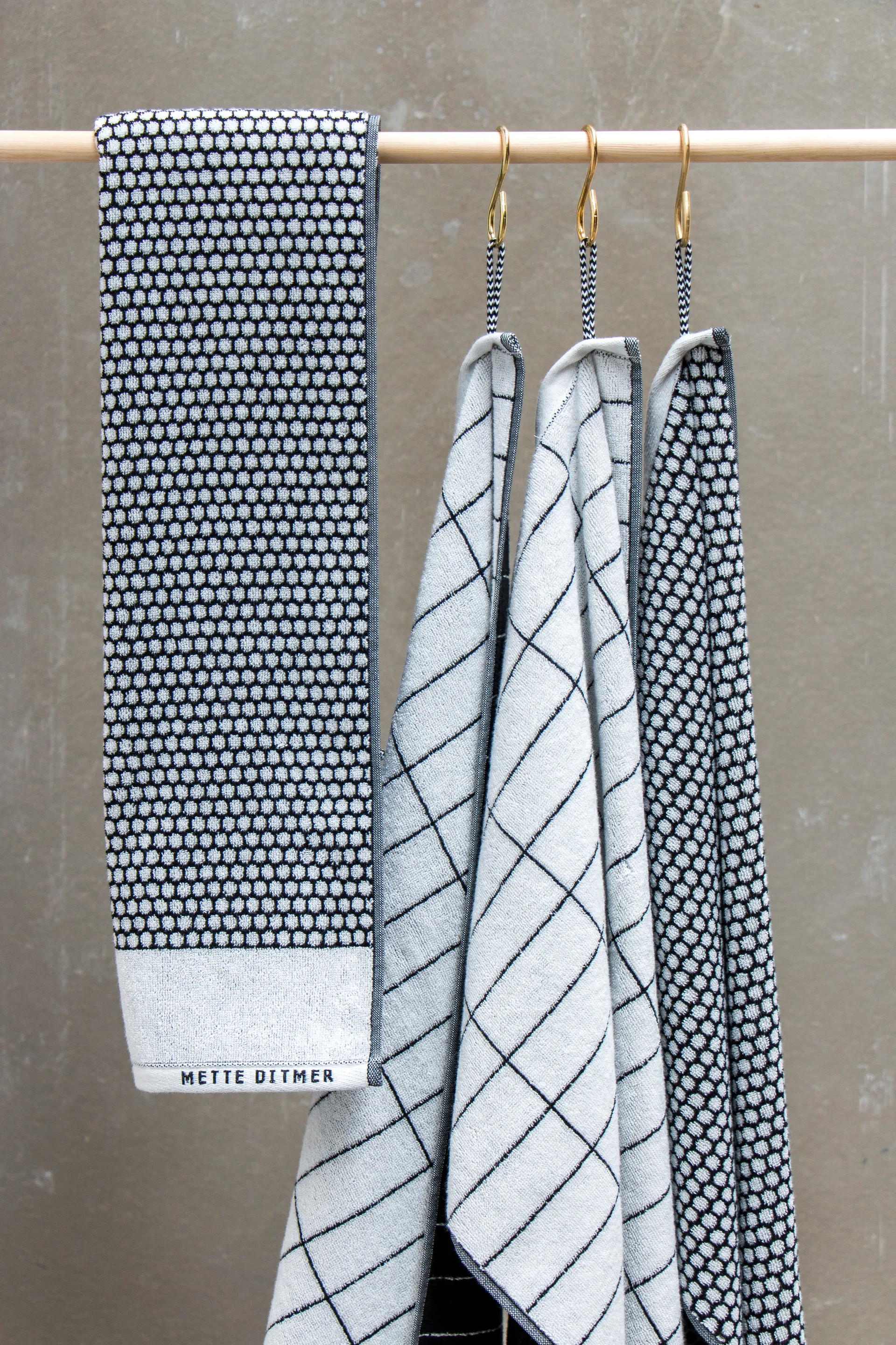 Tile Stone guest towel 38x60 cm 2 pack, Black-Off-white Mette Ditmer
