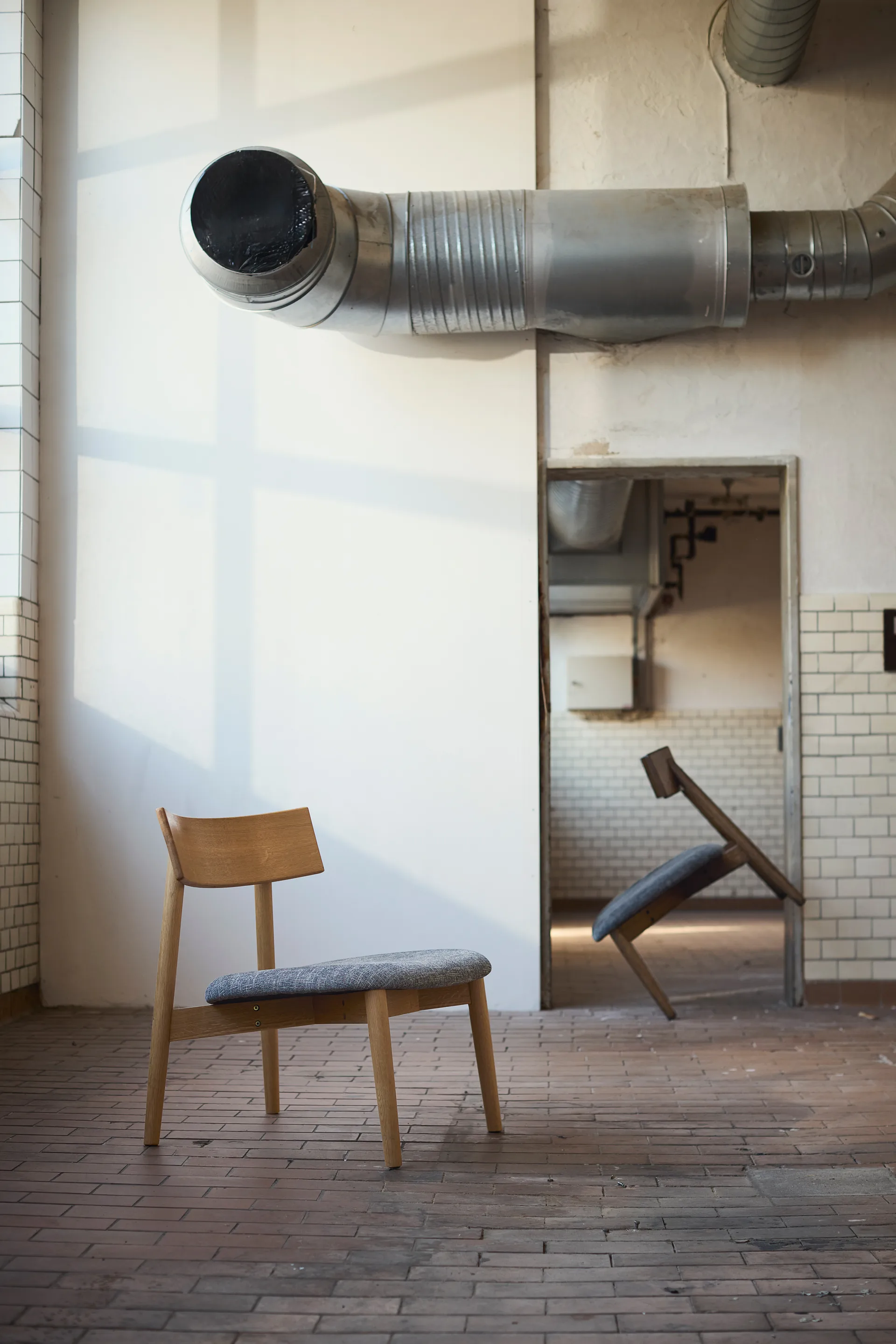Tetra lounge chair, Concrete-colored fabric–natural oiled oak MUUBS