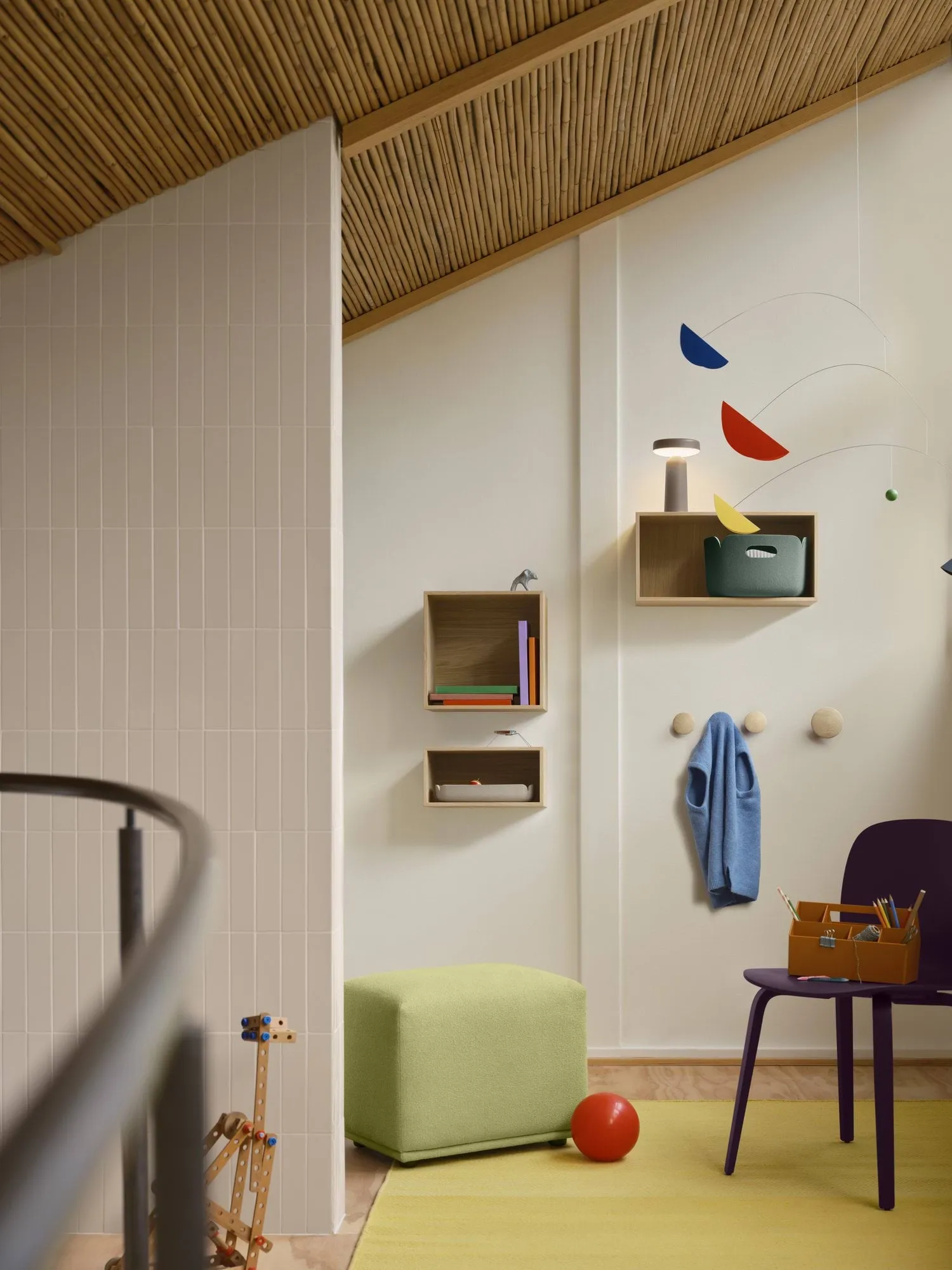 Dots Wood coat hook, Brown red, Ø6.5 cm Muuto
