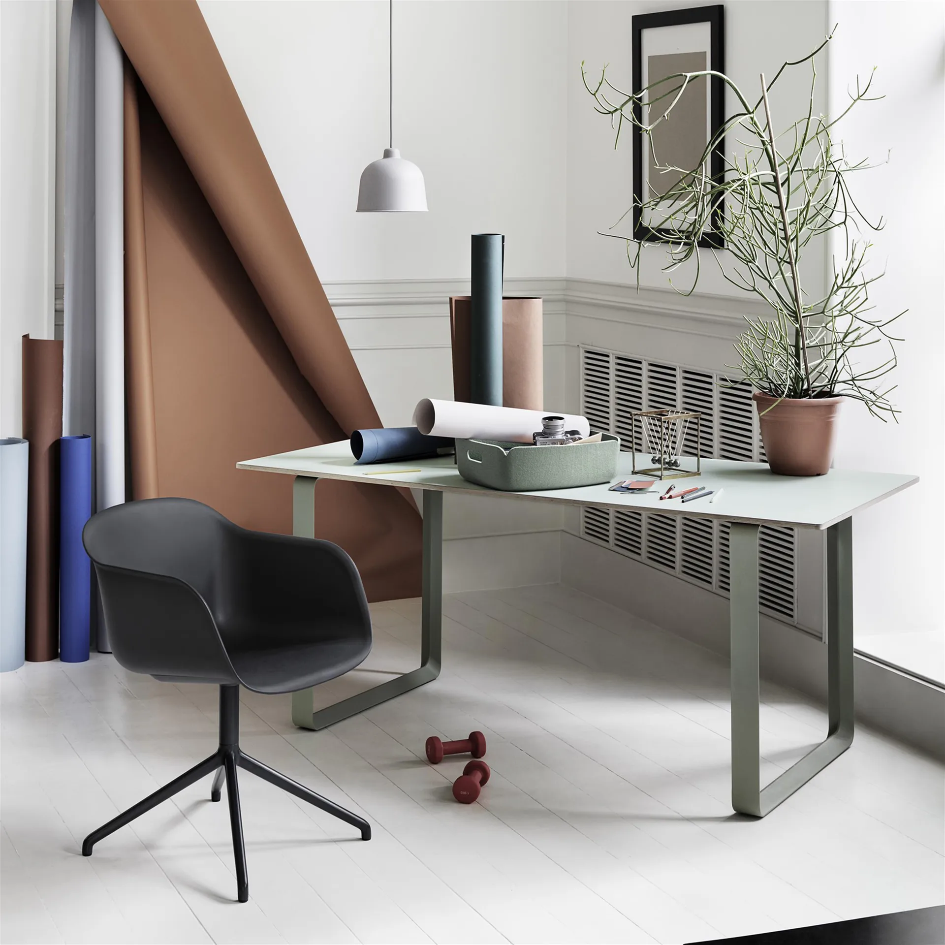 Fiber armchair swivel base office chair, Anthracite Black (plastic) Muuto