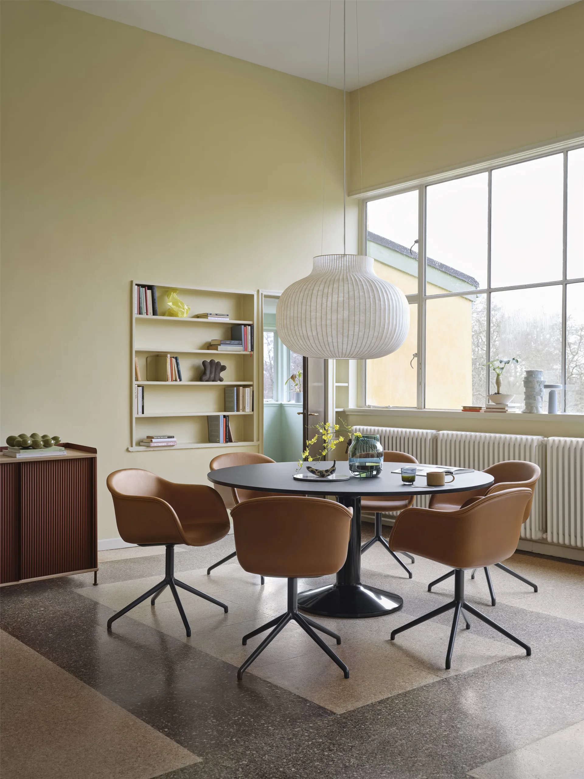 Midst pedestal table, Black linoleum-black, Ø160 cm Muuto