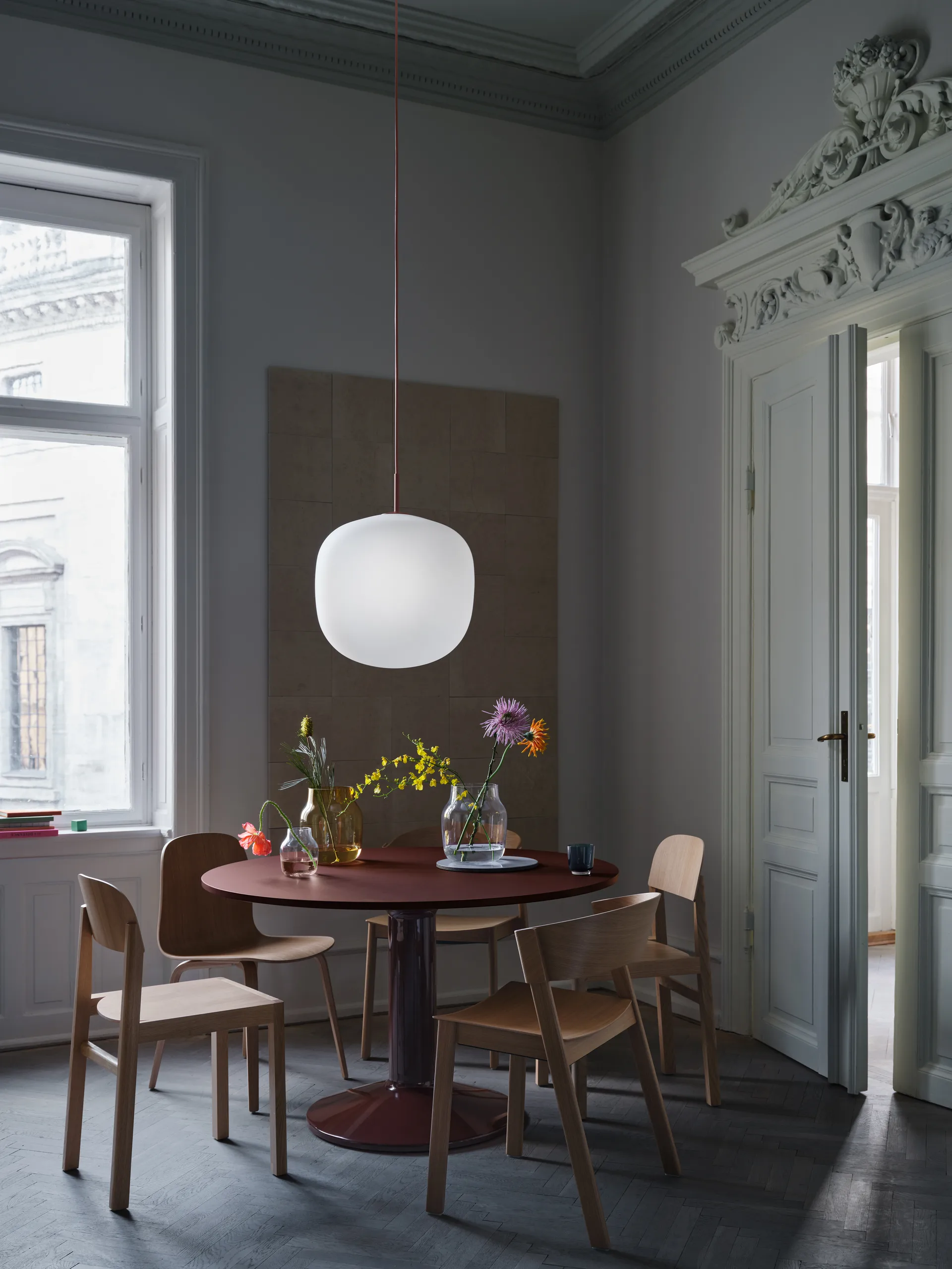 Midst pedestal table, Grey marble-black, Ø140 cm Muuto