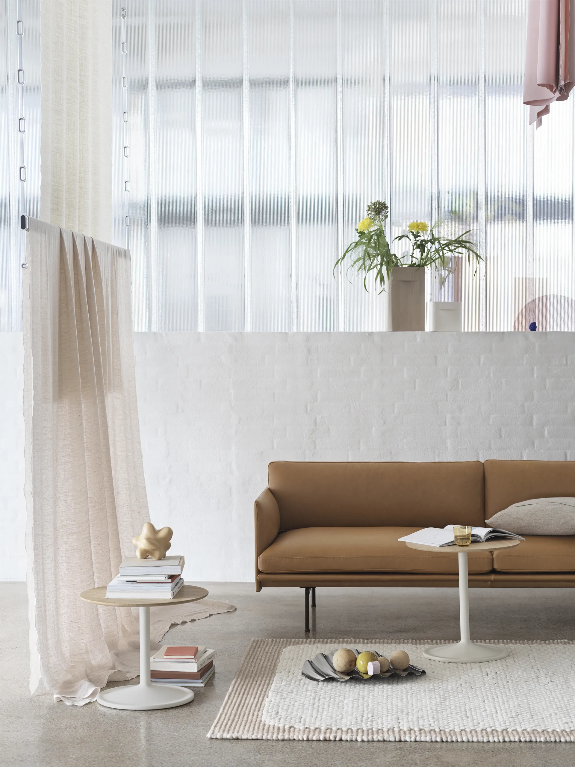 Outline 3.5-seater sofa polished aluminum, Grace leather Camel Muuto